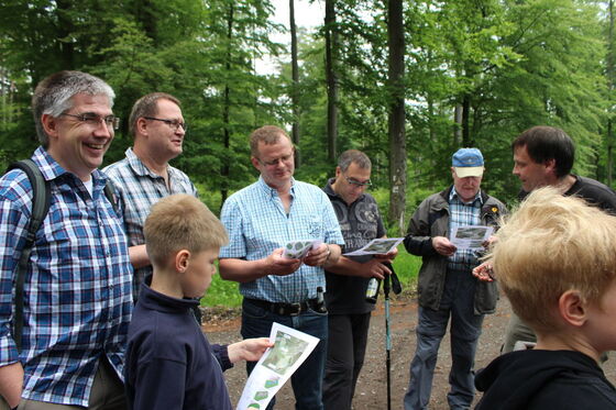 Holger Krause (links) mit interessierten Teilnehmern des Familienwandertages