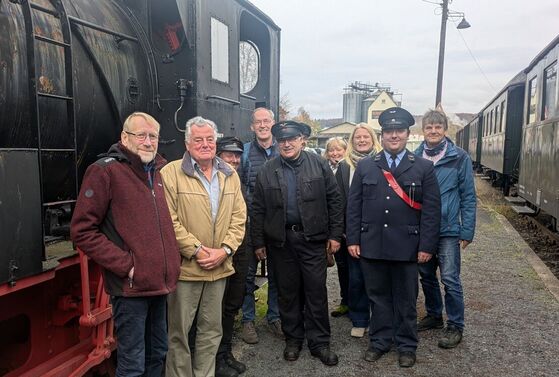 Aktive des Vereins Hessencourrier mit Mitgliedern der SPD-Fraktion. In der Bildmitte Vereinsvorsitzender Jens Karasek.